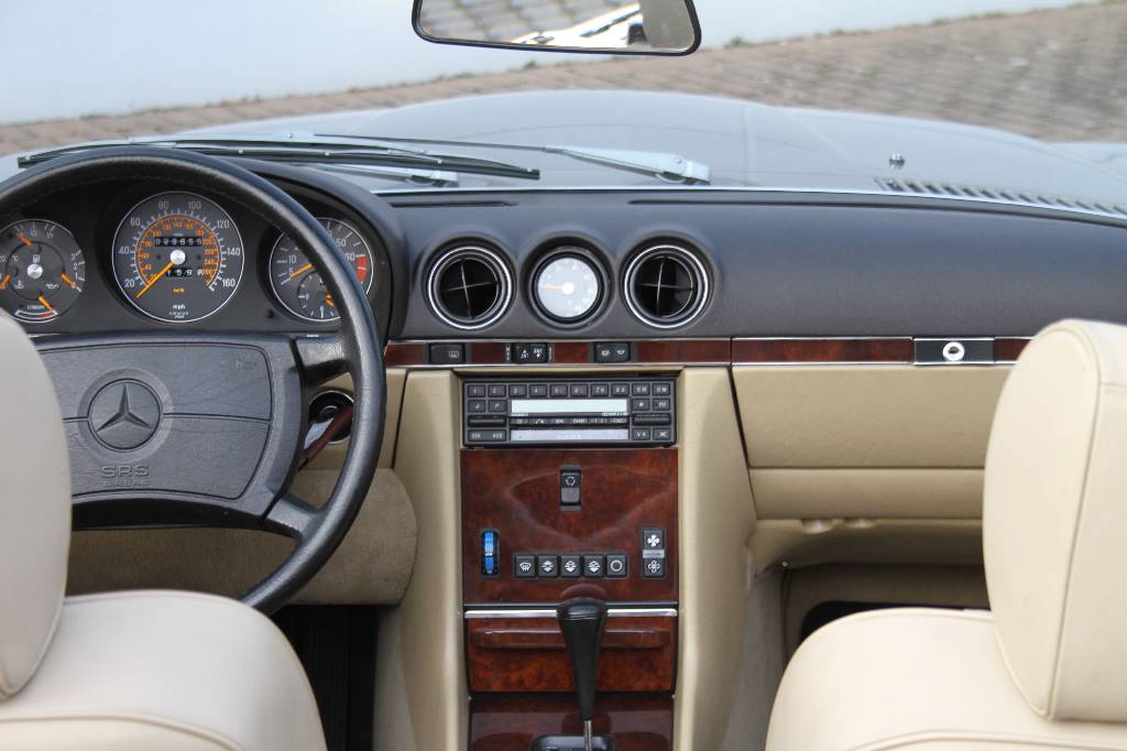 Detail c: Mercedes Benz 560 SL, Fahrgestellnummer: 2DBBA4802K7101217, EZ 07/1989, 1. Hand laut Unterlagen, Laufleistung ca. 29.655 miles abgelesen, 170 kW/ 231 ...