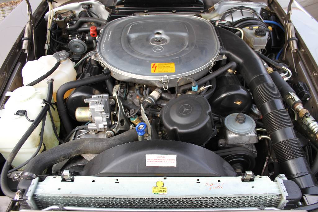 Detail d: Mercedes Benz 560 SL, Fahrgestellnummer: 2DBBA4802K7101217, EZ 07/1989, 1. Hand laut Unterlagen, Laufleistung ca. 29.655 miles abgelesen, 170 kW/ 231 ...