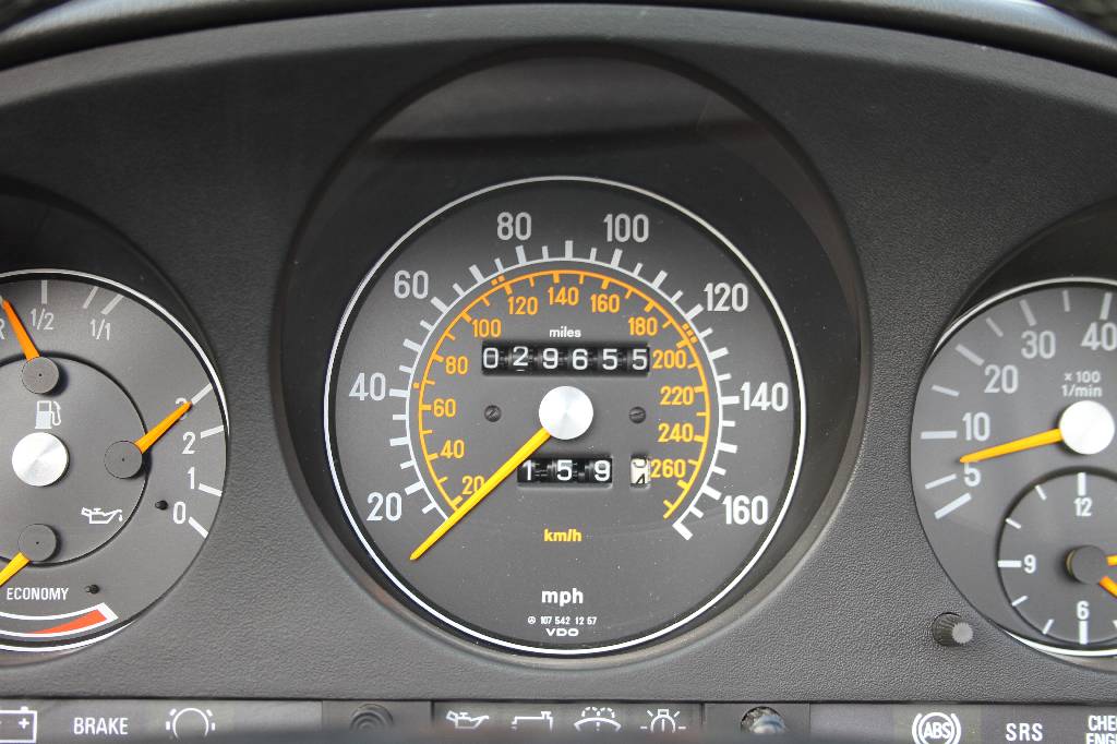 Detail e: Mercedes Benz 560 SL, Fahrgestellnummer: 2DBBA4802K7101217, EZ 07/1989, 1. Hand laut Unterlagen, Laufleistung ca. 29.655 miles abgelesen, 170 kW/ 231 ...
