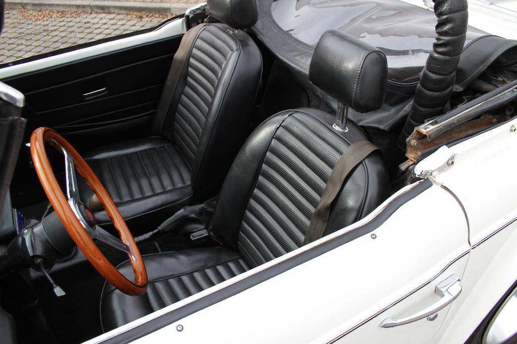 Detail b: Triumph TR6 Roadster, Fahrgestellnummer: CF57671U, EZ 07/1976, Laufleistung ca. 99326 miles abgelesen, H-zulassungsfähig, 78 kW/ 106 PS, 6-Zylinder, ...