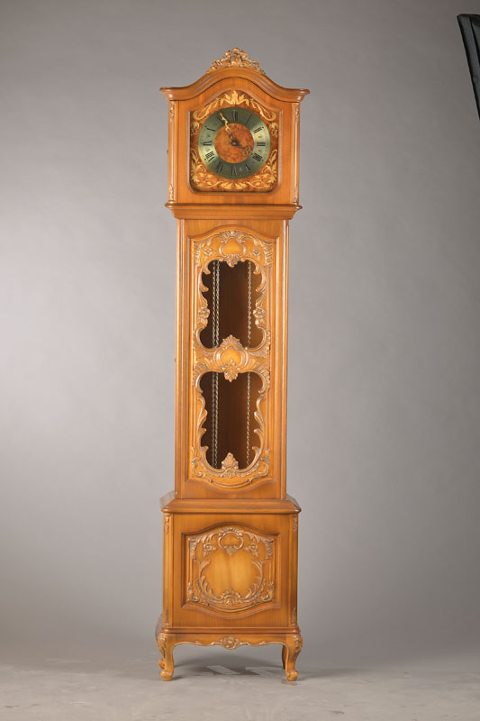 Standuhr mit Westminsterschlag, um 1975, in Rokokostil, Holzgehäuse, Schnitzereien, Messinplatinenwerk, Grahamgang mit Paletten, Westminsterschlag ...