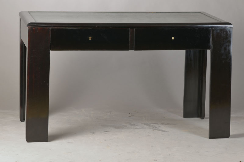 Art-Deco-Schreibtisch, wohl Frankreich, um 1920/25, Mahagoni schwarz gelackt, sehr strenge abstrakte Formgebung, 2 Zargenschübe, Plattenkante ...