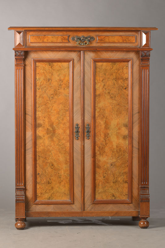 Gründerzeitvertiko, deutsch, um 1880/90, Nussbaum auf Weichholzkorpus, 2-türig u. 1- schübig, Wurelnussfüllungen, kannelierte Pilaster, Lacksch., ...