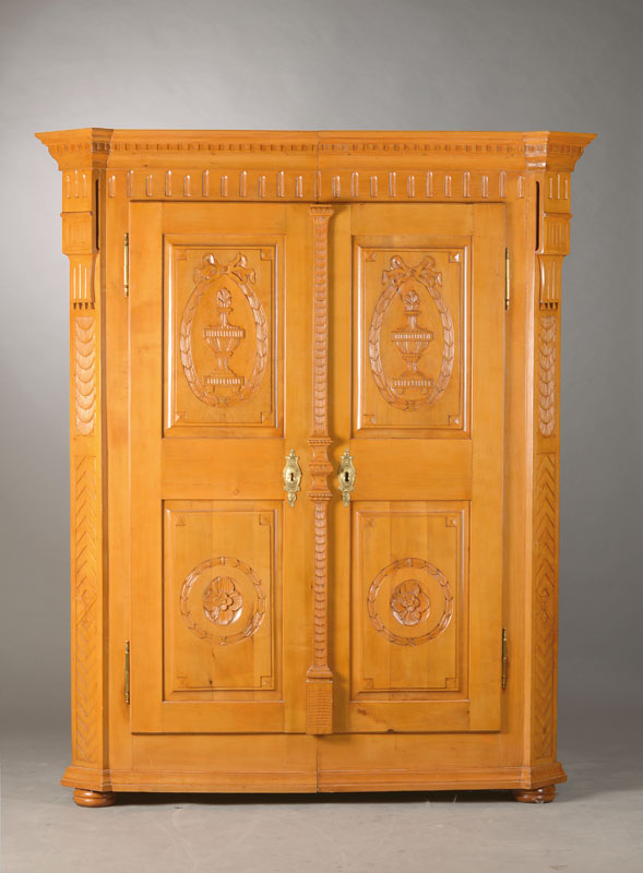sog. Spaltschrank, wohl Freiburg, um 1770/80, Kirschbaum oder Birnbaum massiv, 2-türig, auf Rahmen gearbeitet, Türfüllungen mit Medaillonartiger ...