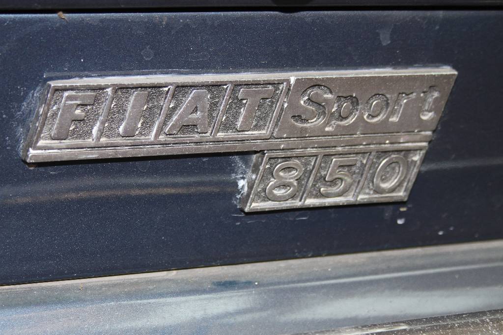 Detail b: Fiat 850 Spider, Fahrgestellnummer: 100GBS10117574, EZ 07.1972, 2. Hand, Laufleistung unbekannt, H-zulassungsfähig, 35kW/ 48 PS, 4-Zylinder, 4 -Gang ...