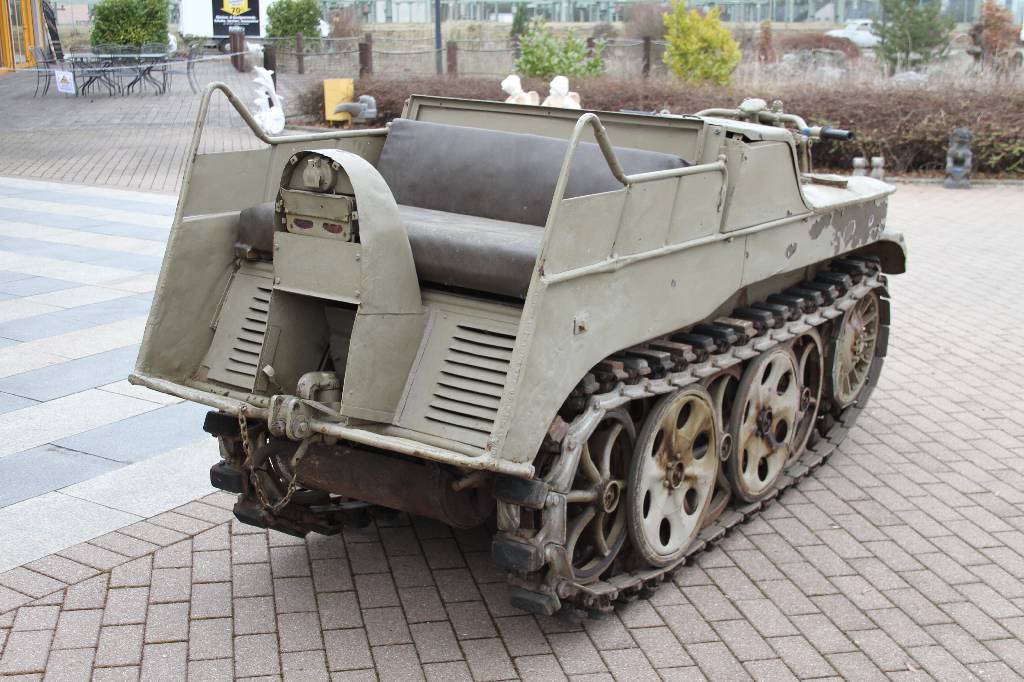 Detail a: NSU Kettenkrad Typ HK 101, BJ geschätzt ca. 1940, Laufleistung unbekannt, Straßenzulassung möglich, 26 kW/ 36 PS, 6 Vorwärts- und 2 ...