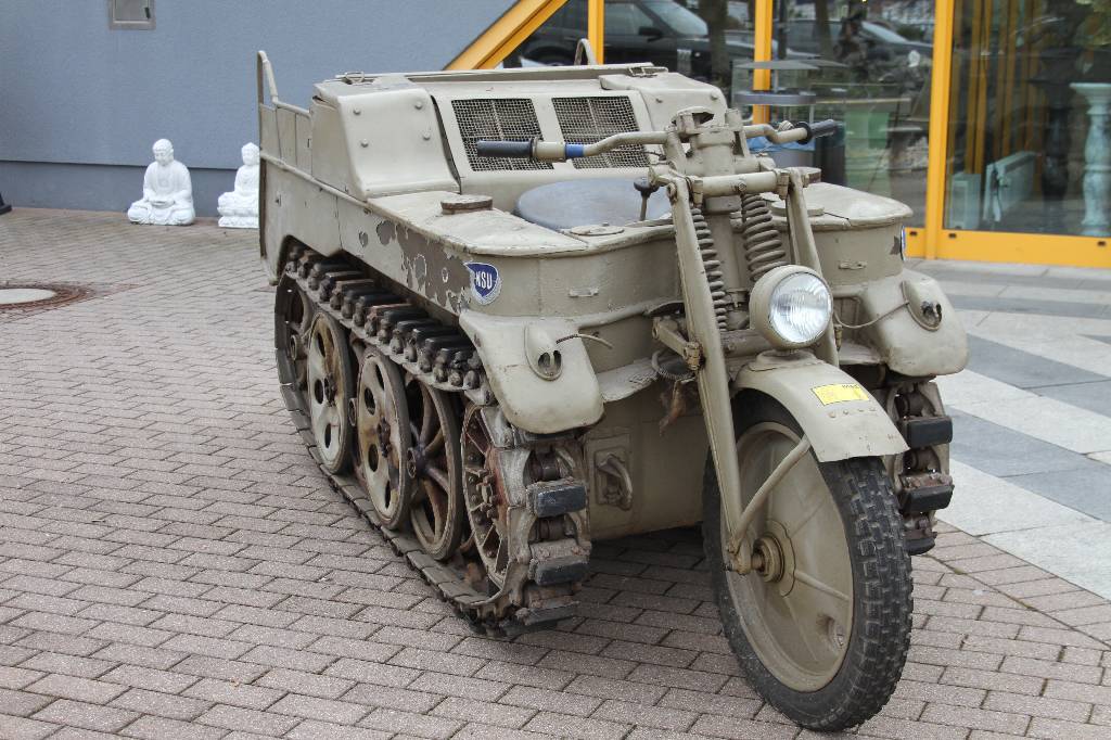 Detail g: NSU Kettenkrad Typ HK 101, BJ geschätzt ca. 1940, Laufleistung unbekannt, Straßenzulassung möglich, 26 kW/ 36 PS, 6 Vorwärts- und 2 ...