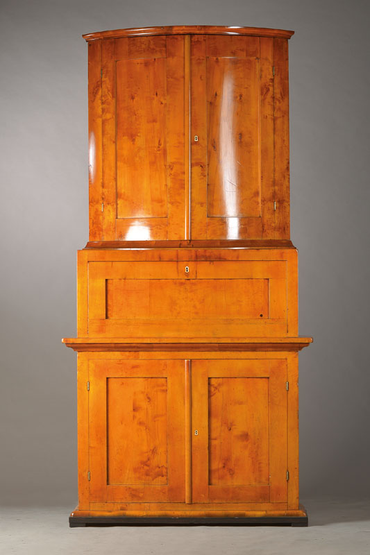 Eckschrank, norddeutsch / Dänemark um 1820/30, Birkefurnier auf Weichholzkorpus, 2-teilig, Unterteil 2-türig mit abklappbarer Klappe (kein ...