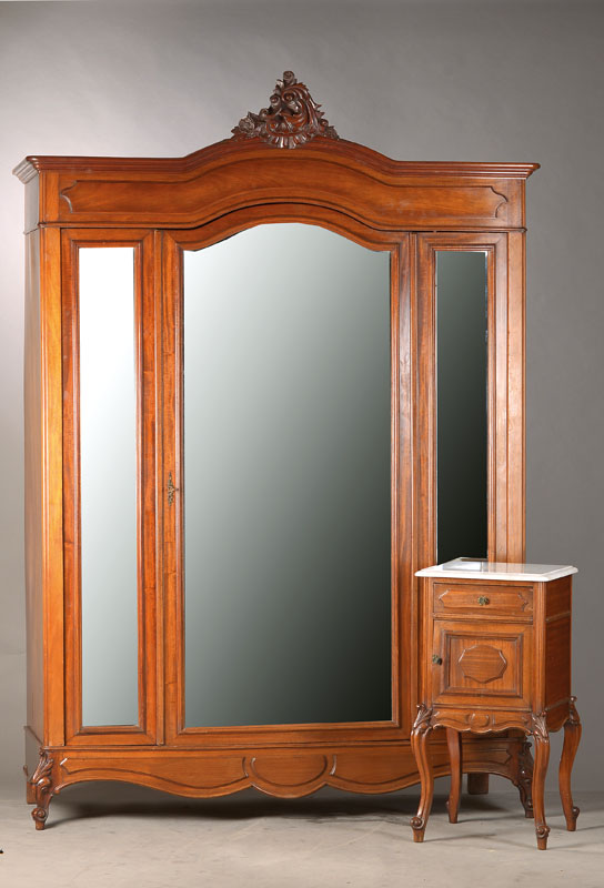 Französisches Schlafzimmer im Rokoko-Stil, um 1900/10, Edles Mahagonifurnier, Eichekorpus, bestehend aus Kleiderschrank, 2-türig, Front 3-gliedrig ...