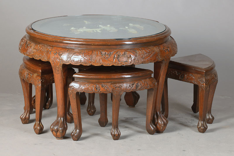 Asiatische Tischgruppe mit Perlmuteinlage, 2.H.20.Jh., Schwarzlack, 4 kleine Hocker, Tisch mit Glasplatte, Gebr.-Sp., H. ca. 55 cm, D. ca. 86 cm