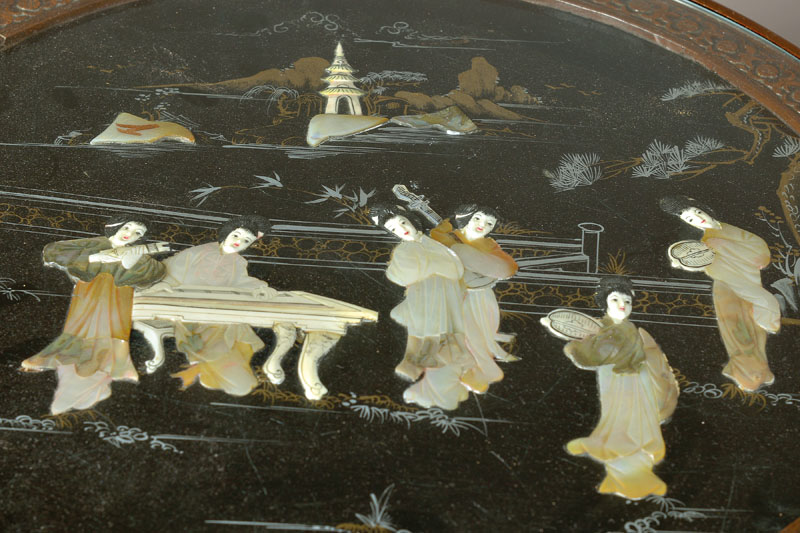 Detail a: Asiatische Tischgruppe mit Perlmuteinlage, 2.H.20.Jh., Schwarzlack, 4 kleine Hocker, Tisch mit Glasplatte, Gebr.-Sp., H. ca. 55 cm, D. ca. 86 cm