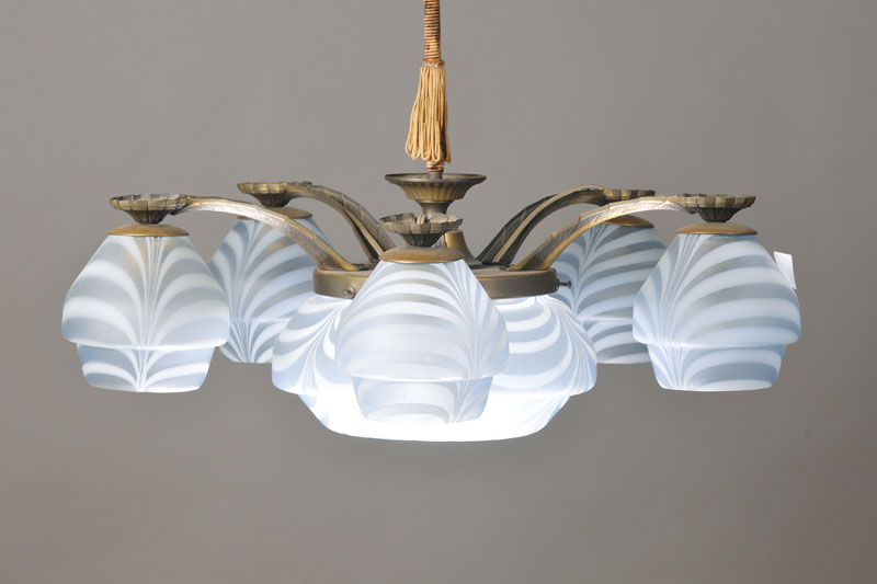Art-Deco-Deckenlampe, wohl Frankreich, um 1930, Messinggestell, 5 gerippte geätzte Glasschirme, 4 Brennstellen, H. ca. 106 cm, D. ca. 60 cm, ...