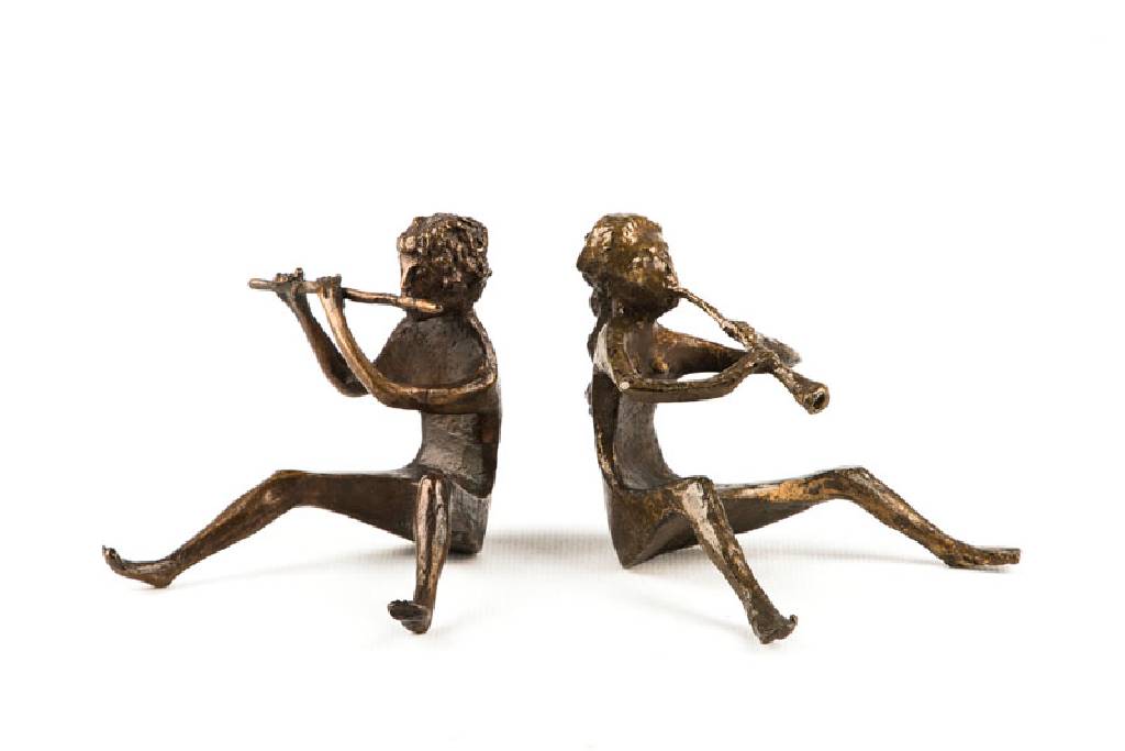 Gustav Nonnenmacher, 1914-2012 Worms, Flötenspieler, 2 Bronzefiguren, sign., mit Gussstempel am Boden, H. je ca. 8,5 cm
