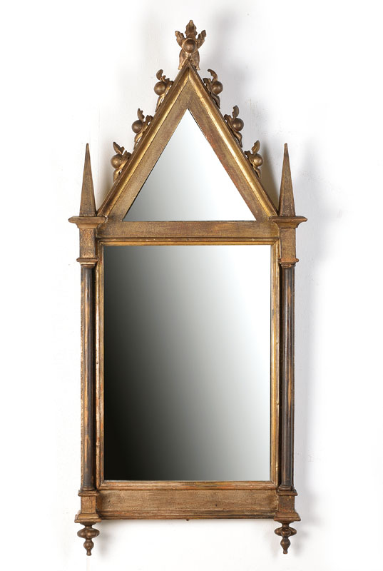 Wandspiegel im Gotischen Stil, 1880-1910, Weichholz gefaßt, Spitzgiebel mit sog. Krabben, Altersbedingte Fassungsverluste, ca. 117x51 cm