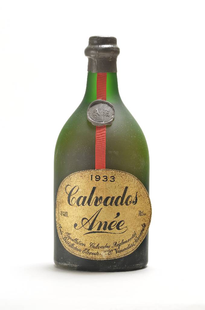 1 Flasche 1933 Calvados Anee, ca. 40 % Vol., ca. 70 cl, Abstand zwischen Kapsel und Calvados: ca. 2,7 cm, unverkostet, Etikett l. besch., mit ...