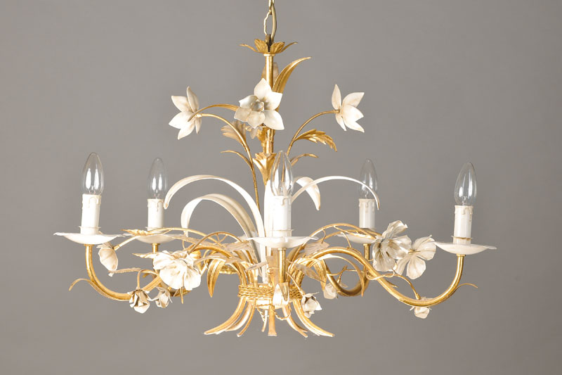 Deckenlampe im Blumendekor, deutsch, 60/70er Jahre, Metall, 5 Brennstellen, Elektrifizierung nicht geprüft, H. ca. 120 cm, D. ca. 70 cm,