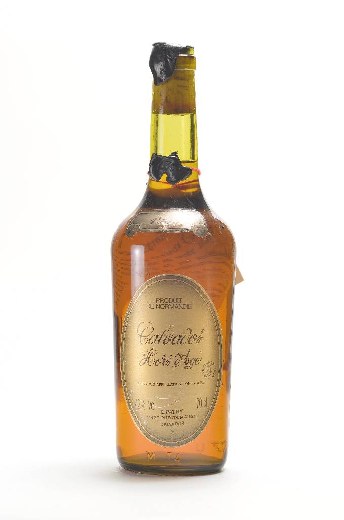 1 Flasche 1939 E. Patry Calvados Hors D'Age, ca. 70 cl, 42 % Vol., unverkostet, Abstand zwischen Korken und Calvados: ca. 3,9 cm, Wachssiegel ...