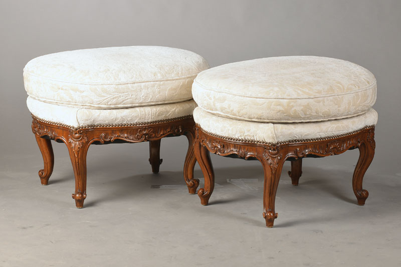 Hocker, sog. Tabouret, Frankreich, um 1850/60, Nussbaum, allseitig geschweifte Beine, Zarge aufwendig umlaufend geschnitzt, üppig gepolstert, ...