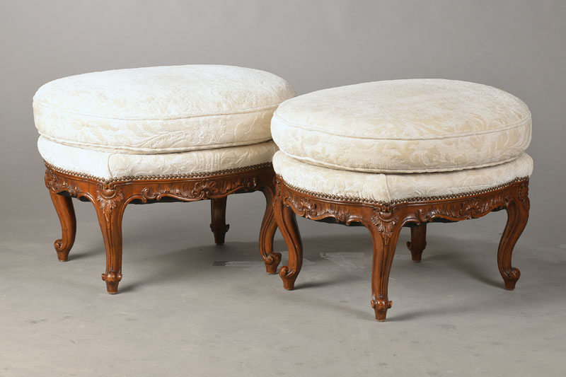 Hocker, sog. Tabouret, Frankreich, um 1850/60, Nussbaum, allseitig geschweifte Beine, Zarge aufwendig umlaufend geschnitzt, üppig gepolstert, ...