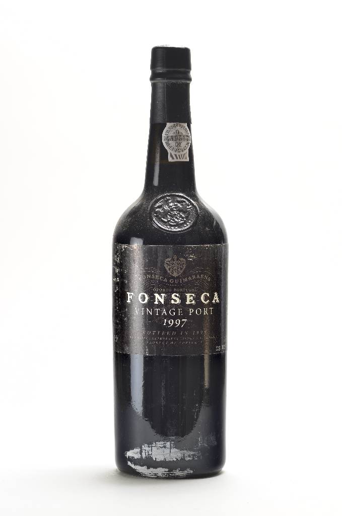 6 Flaschen 1997 Fonseca Vintage Port, je ca. 75 cl., 20,5 % Vol., unverkostet, im Originalkarton, Etiketten teilw. beschmutzt, 1999 in die Flasche ...