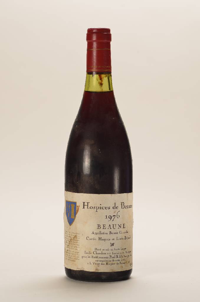 2 Flaschen 1976 Hospices de Beaune Cuvee Huhues et Louis Betault, Premier Cru, je ca. 73 cl, unverkostet, Abstände zwischen Kapseln und Wein: 3,8 ...