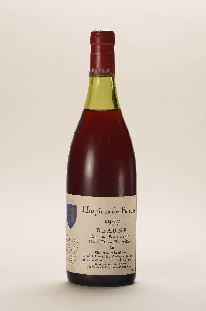2 Flaschen 1977 Hospices de Beaune Cuvee Dames-Hospitalieres, je ca. 75 cl, Abstände zwischen Kapseln und Wein: 3,4 cm und 2,2 cm, selten im ...