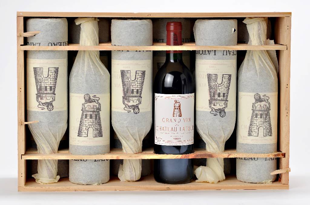 12 Flaschen 1993 Chateau Latour, Pauillac, je ca. 75 cl, Füllstände: je top shoulder und besser, unverkostet, in der Originalholzkiste, in dieser ...