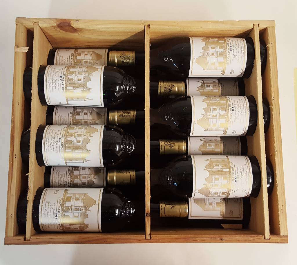 12 Flaschen 1993 Chateau Haut-Brion, Pessac-Leognan, Premier Grand Cru Classe, je ca. 75 cl, unverkostet, Abstände zwischen Kapseln undWein: je ca. ...