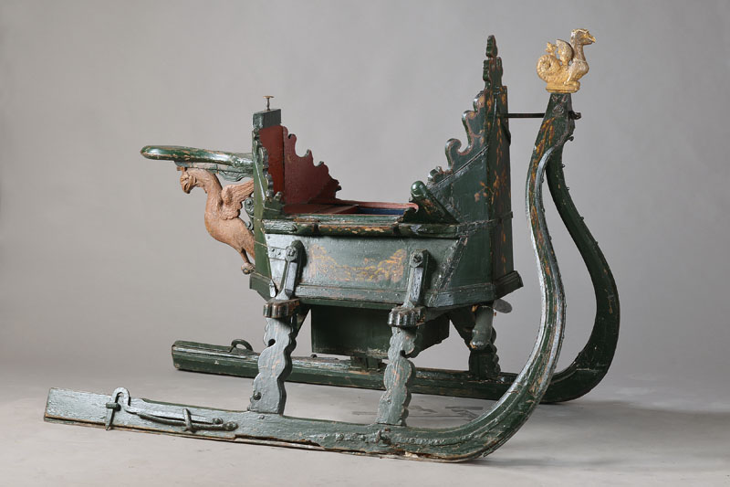 Kinderschlitten, Russland, um 1840-60, Buche und Eiche mit schmiedeeisernen Monturen, bunte Fassung z.T. erneuert, Alters- und Gebr.-spuren, ca. ...