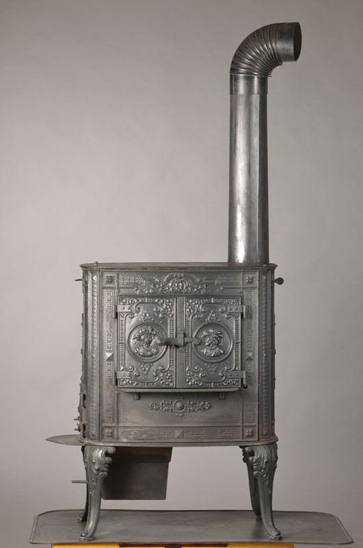 Ofen, wohl Frankreich, um 1870/80, Gußeisern, historisierender Dekor, 4 geschweifte Beine , mit Ofenrohr, Alters- u. Gebr.-Sp., Funktio n nicht ...