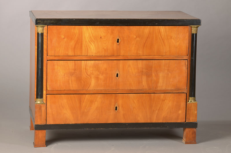 Biedermeierkommode, deutsch, um 1820/30, Kirschbaumfurnier auf Weichholzkorpus, 3-schübig, abgeschrägte Ecken mit geschwärzte Halbsäulen, orig. ...