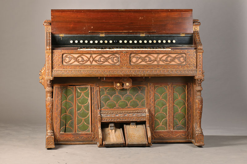 Ausgefallenes Harmonium, USA, 1.H.20.Jh., Sehr aufwendig im gotischen Stil geschnitztes u. polychrom gefaßtes Gehäuse, auf Rollen, nicht bespielbar ...