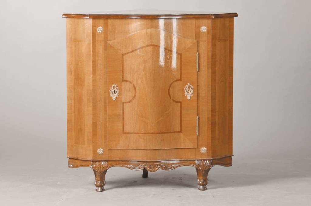 Eckschränkchen im Barockstil, deutsch, 2.H.20.Jh. Nussbaum, 3-fach geschweift, 1-türig, mit Intarsienbild nach Barockvorbild, H. ca. 88 cm, ...
