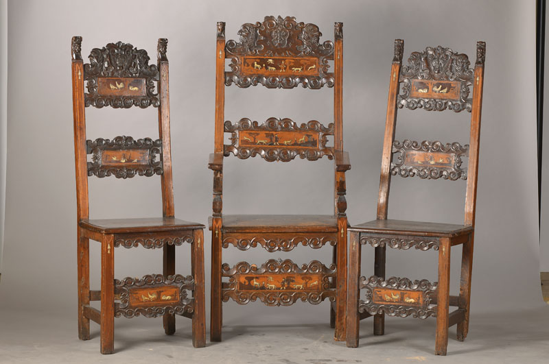 Musealer Armlehnstuhl mit 2 Stühlen, wohl Niederlande, um 1700, Nussbaum massiv, geschnitztes Zargen- u. Rückenbrett ,Sitzfläche u. Rückenbrett ...