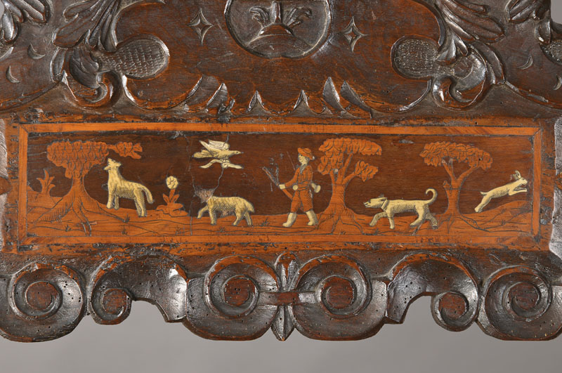 Detail a: Musealer Armlehnstuhl mit 2 Stühlen, wohl Niederlande, um 1700, Nussbaum massiv, geschnitztes Zargen- u. Rückenbrett ,Sitzfläche u. Rückenbrett ...