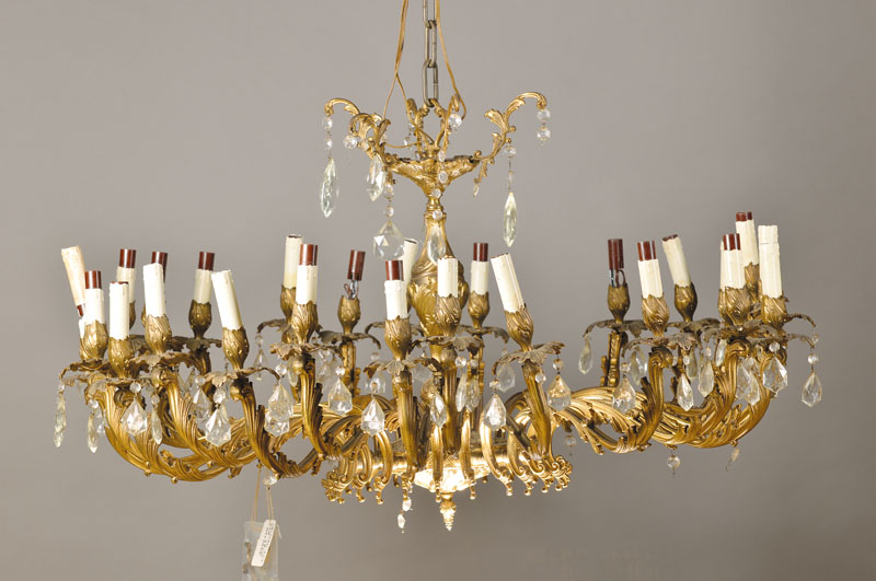 Prunkvoller Deckenleuchter, deutsch, 2.H.20.Jh., schwere Messingmontur, 24 Brennstellen, im Akanthusblattdekor, üppig, geschliffener Glasbehang, ...