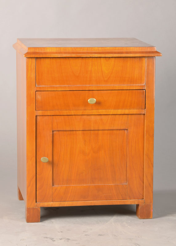 Waschkommode, deutsch, um 1820, Kirschbaum furnier gespiegelt auf Weichholzkorpus, Biedermeier, abfallendes Kantprofil, aufklappbare Platte, ...