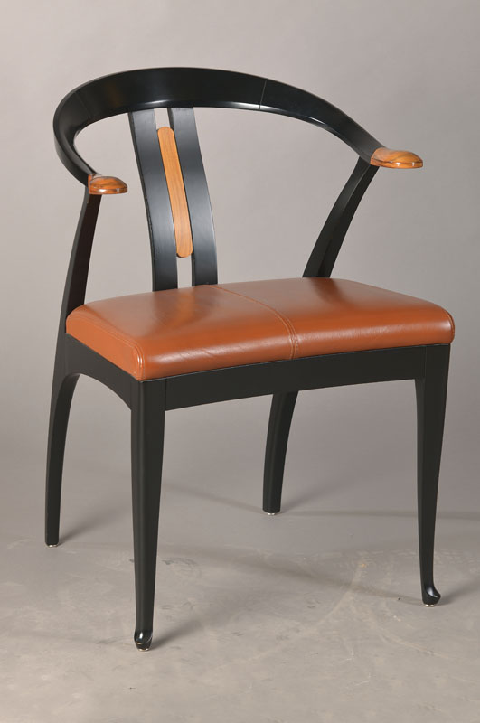Armlehnstuhl, Italien, Giorgetti Progetti, 60er Jahre, elegant geschweiftes Holzgestellschwarz gefaßt, Sitzpolster lederbezogen, unsign., H. ca. 80 ...
