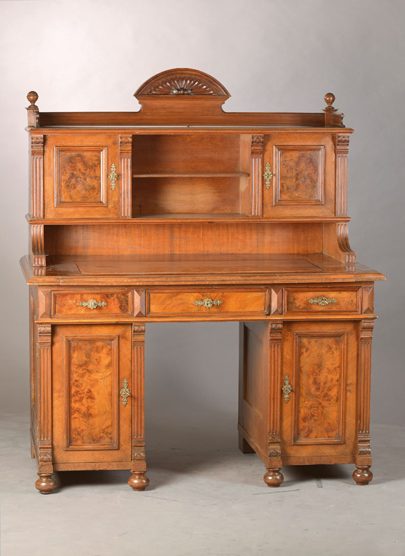 Gründerzeitschreibtisch, Herrenzimmerschreibtisch, deutsch, um 1880, Nussbaumfurnier auf Weichholzkorpus, 2-türig, 3-schübig, mit Ausziehplatte, ...