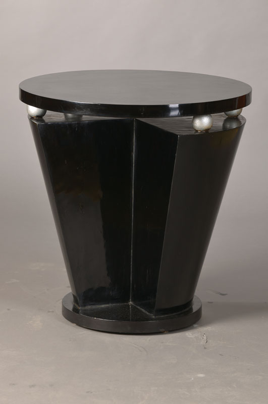Beistelltisch in konisch verlaufenden Form, Frankreich, Art-Deco-Stil, umlaufend schwarzgefaßtes Holz, wohl Mahagoni, silberfarbene Kugelverzierung, ...