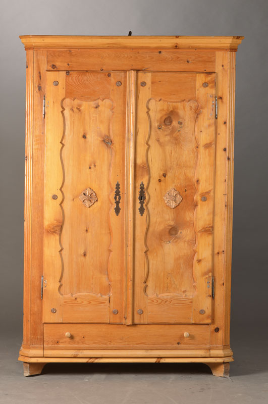 Wäscheschrank, süddeutsch, um 1840/50, Zirbenholz massiv, 2-türig, orig. Schloss mit Schlüssel, Sockelschublade durch geschlossene Türen ...
