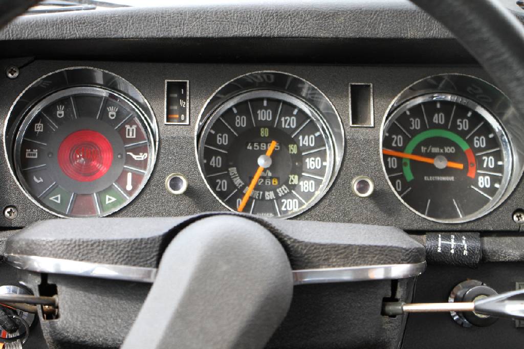 Detail b: Citroen DS 20, EZ 01.1974, Fahrgestellnummer: DSFD05FD9382, Laufleistung ca. 45.905 km abgelesen, 76 kW/ 103 PS, H-zulassungsfähig, 4-Zylinder, ...