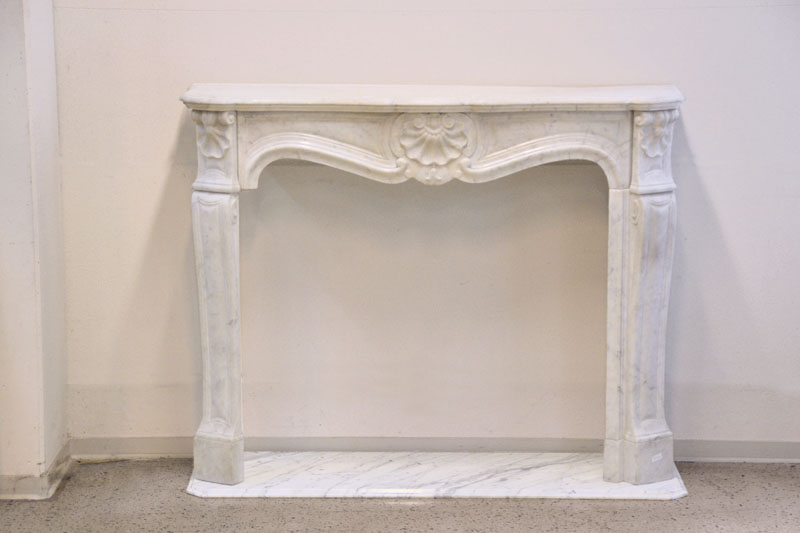 Kaminumrandung, weißer Marmor, 20.Jh., Bestehend aus 2 Seitenteilen, Sockelplatte u. Kranz, im Barock-Stil, Kartuschen- u. Volutendekor, muss bei ...