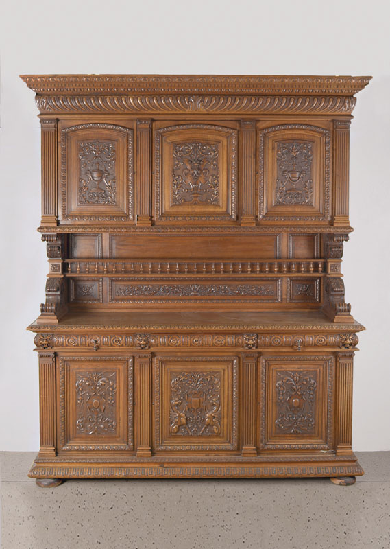 Übergroßes Prunkaufsatzbuffet, deutsch, um 1870-80, Nussbaum auf Eichekorpus, Unterteil 3-türig, 3-schübig, Aufsatz auch 3-türig, Türfüllungen ...