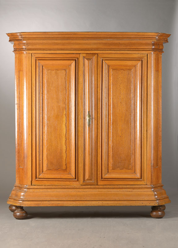 Pfälzer Barockschrank, Südpfalz, um 1770/80, Eiche massiv, 2-türig, typisch weit ausladender vielfach profilierter Hut u. Sockel, Türfüllungen ...