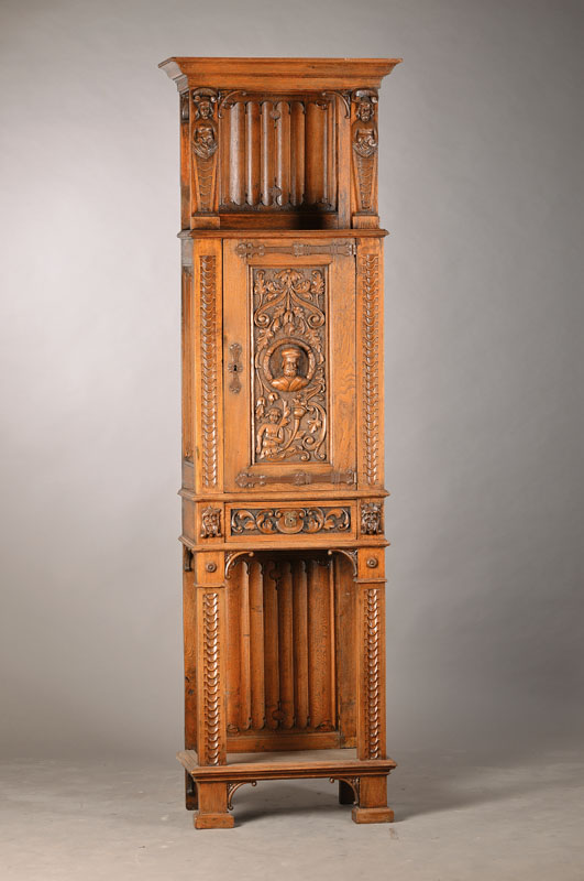 Historisierender Stollenschrank, deutsch, um 1880/90, 1-türig, Eiche massiv, geschnitzte Arabeske-Türfüllung mit nahezu vollplastischem Kopf, ...