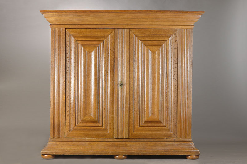 Wellenschrank, Hessen, um 1770, Eiche massiv, 2-türig, orig. Doppelzangenschloss mit Schlüssel (dieses defekt), Innen mit Stoff ausgekleidet, keine ...
