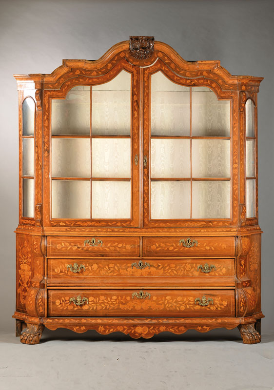 Aufsatzvitrine, Holland, um 1770, Nussbaumfurnier mit typischer Marketerie in Ahorn, Helle Marketerie auf dunklem Grund, 2-teilig, Aufsatz 2-türig ...