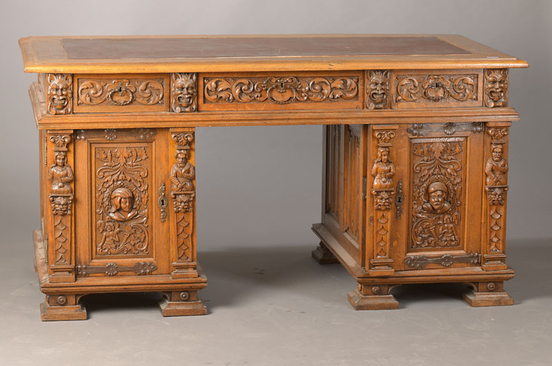 Herrenschreibtisch, deutsch, um 1880/90, im Historisierenden Stil, Eiche massiv, 3 Zargenschübe, 2 Seitenkästen, Schreibplatte mit Leder ...