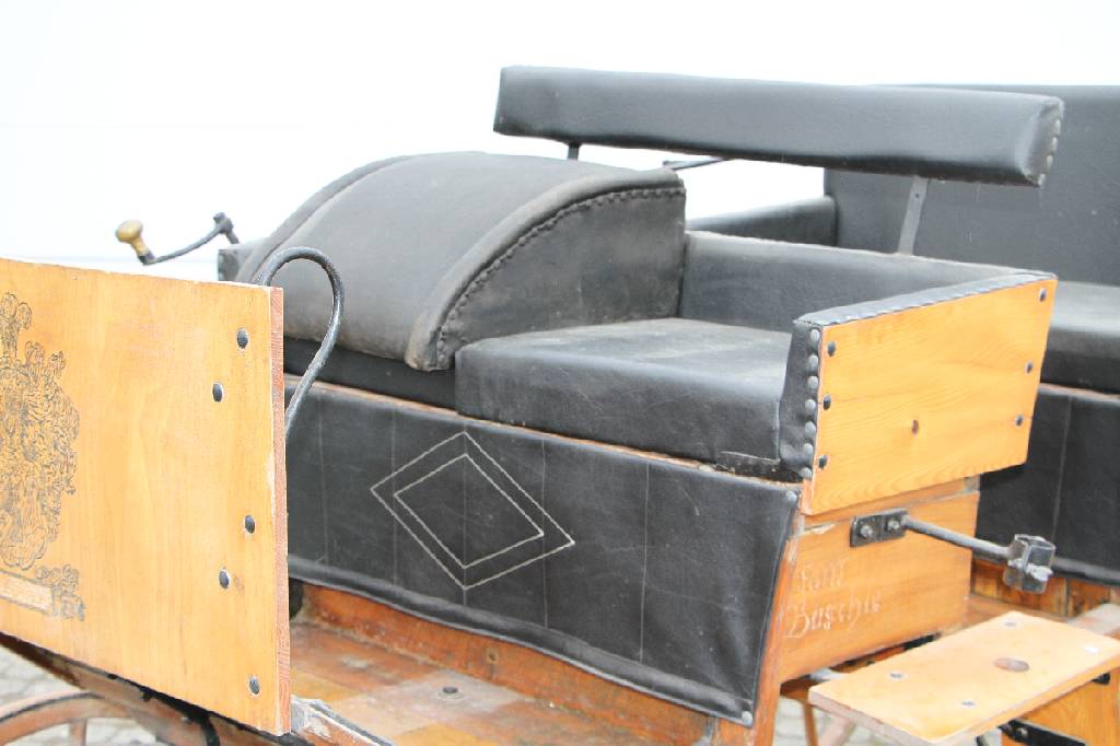 Detail b: Jagdwagen, deutsch, um 1900/10, Einspänner, Wagnerarbeit von guter Qualität, Gestell Eisen, doppelte Plattfederung, original Bremsen intakt, ...